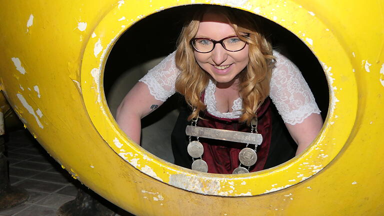 Für ein ganz besonderes Foto in der alten Brauerei vollbrachte Bierprinzessin Kerstin Friedrich eine wahrlich akrobatische Leistung. Die junge Bierbotschafterin kletterte in einen 30 Hektoliter fassenden Tank. Für ein ganz besonderes Foto in der alten Brauerei vollbrachte Bierprinzessin Kerstin Friedrich eine wahrlich akrobatische Leistung. Die junge Bierbotschafterin kletterte in einen 30 Hektoliter fassenden Tank.
