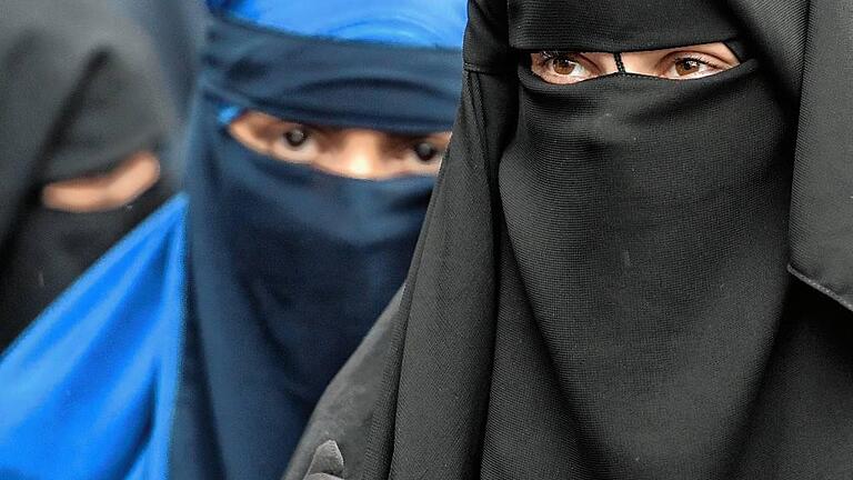 Burka - Vollverschleierte Frauen bei einer Kundgebung in Offenbach Burka - Vollverschleierte Frauen bei einer Kundgebung in Offenbach