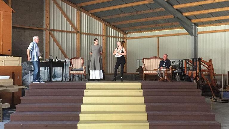 „My Fair Lady“ zwischen Kabeltrommeln und Klappstühlen: Im Bauhof probt das Ensemble von „My Fair Lady“ (von links: Pavel Fieber, Katrin Wunderlich, Antje Rietz und Rolf Germeroth). „My Fair Lady“ zwischen Kabeltrommeln und Klappstühlen: Im Bauhof probt das Ensemble von „My Fair Lady“ (von links: Pavel Fieber, Katrin Wunderlich, Antje Rietz und Rolf Germeroth).