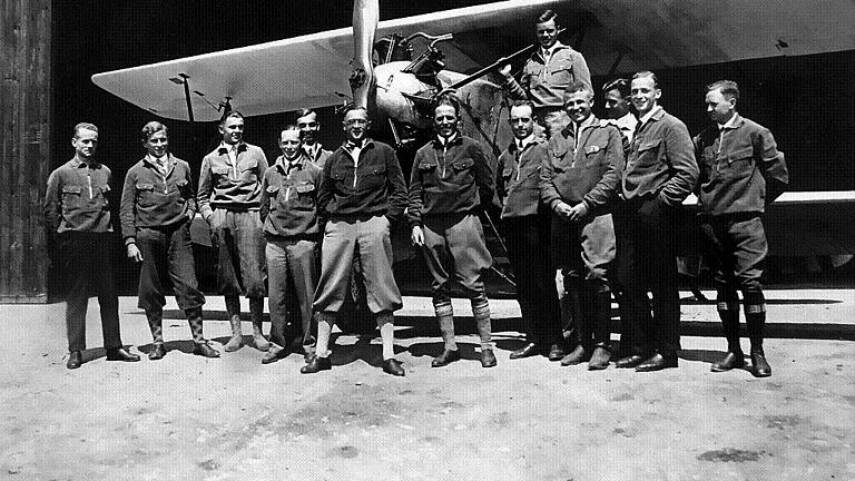 Robert Ritter von Greim (Bildmitte unter dem Propeller) schulte in der Würzburger Flugschule viele junge Männer zu Piloten. Robert Ritter von Greim (Bildmitte unter dem Propeller) schulte in der Würzburger Flugschule viele junge Männer zu Piloten.