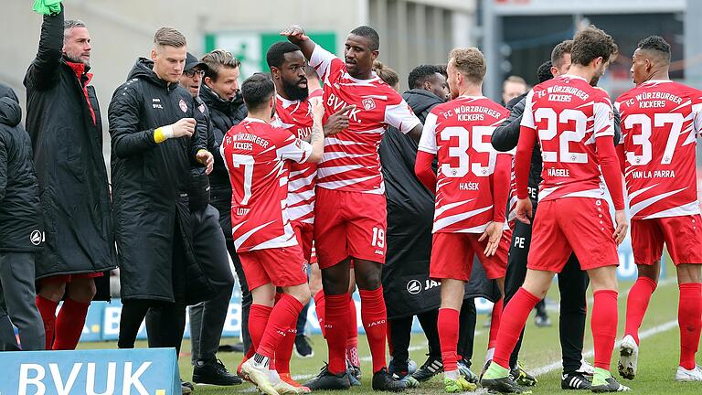 Am Sonntag wollen die Kickers in Sandhausen genauso wie hier nach Ridge Munsys Treffer im Abstiegskampf wieder jubeln. Im Kellertreffen hilft den Rothosen nur ein Sieg.