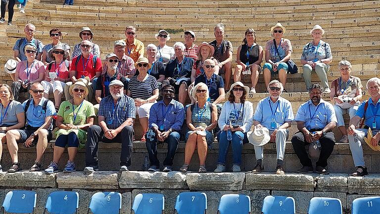 Zur Erinnerung an den Besuch im Heiligen Land präsentierten sich die Pilgerinnen und Pilger beim Gruppenfoto. Zur Erinnerung an den Besuch im Heiligen Land präsentierten sich die Pilgerinnen und Pilger beim Gruppenfoto.