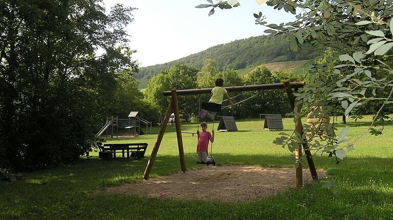 Zwischen Weinbergen und Wald liegt auf der Straße nach Birklingen der Iphöfer Spielplatz Ringsbühl. Das sehr weitläufige Gelände lockt die Kinder mit einem Kletterstein und einer Seilbahn. Die Erwachsenen finden in der wenige Gehminuten entfernten Kneipp-Anlage Erfrischung.