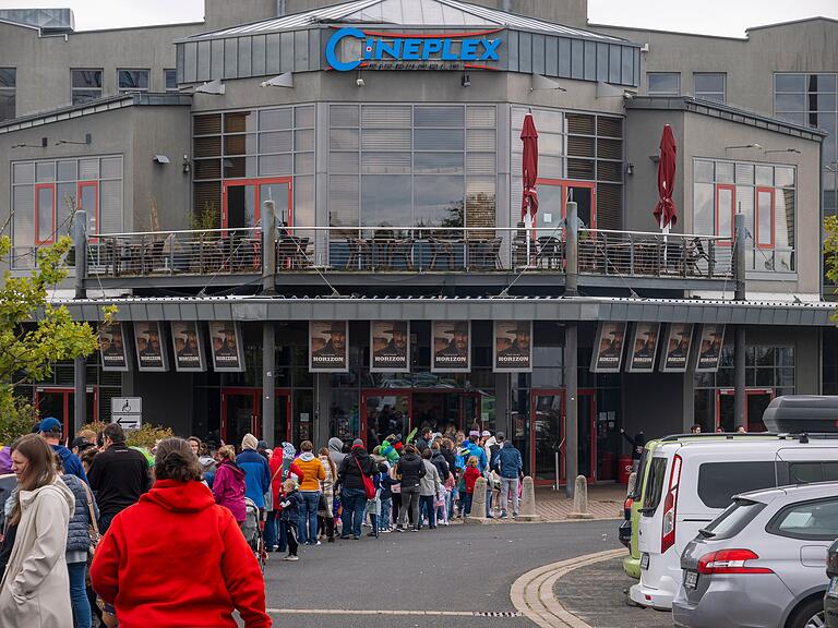 Mit schönen und nützlichen Dingen füllte das CINEWORLD-Team die Schultüten von Erstklässlern wieder auf. Mit schönen und nützlichen Dingen füllte das CINEWORLD-Team die Schultüten von Erstklässlern wieder auf.