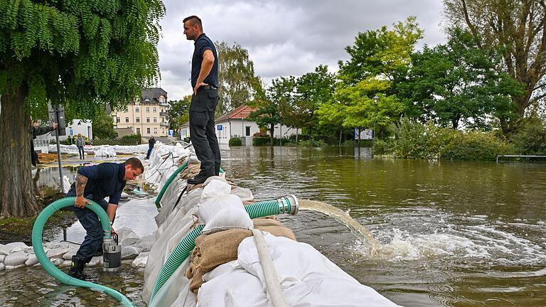 Hochwasser in Brandenburg - Die Feuerwehr kämpft in Eisenhüttenstadt gegen Wassermassen. Denn im Stadtteil Fürstenberg sind einige Straßen stark überflutet. Hochwasser in Brandenburg - Die Feuerwehr kämpft in Eisenhüttenstadt gegen Wassermassen. Denn im Stadtteil Fürstenberg sind einige Straßen stark überflutet.