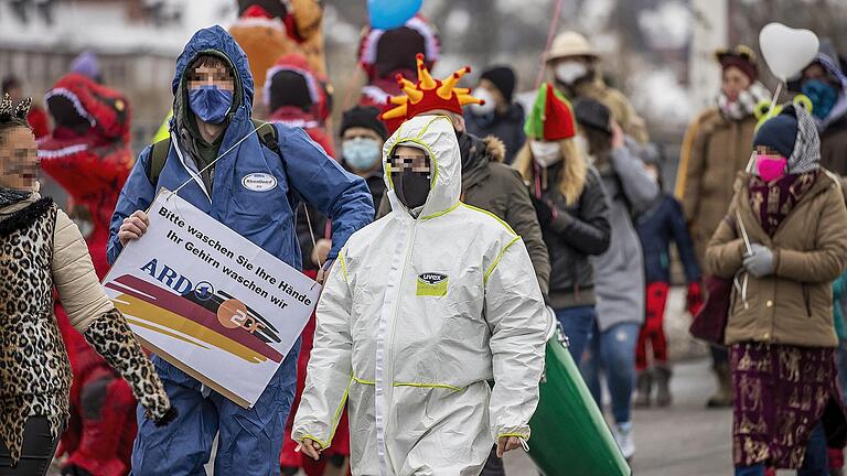 In den Augen vieler Querdenker ist russische Propaganda glaubwürdiger als die Berichterstattung westlicher Medien. Im Bild eine Demo im Jahr 2021 gegen die Corona-Maßnahmen in Würzburg.