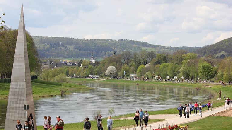 Landesgartenschau Nordrhein-Westfalen in Höxter.jpeg       -  Besucher spazieren am Mai-Feiertag bei sonnigem Wetter über das Gelände der Landesgartenschau Nordrhein-Westfalen in Höxter an der Weser.