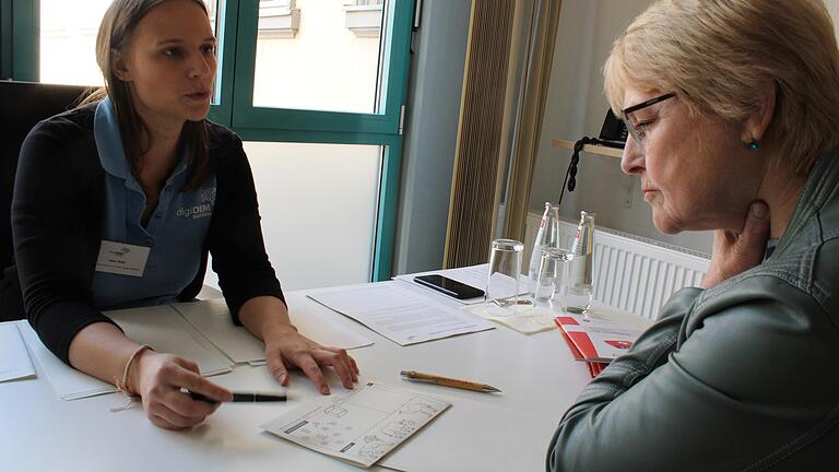 Gabi Gröschel (Stadträtin und Seniorenbeauftragte der Stadt Bad Neustadt) ließ von Expertin Jana Rühl ihr Demenzrisiko testen. Dazu musste sie unter anderem Würfel zeichnen.