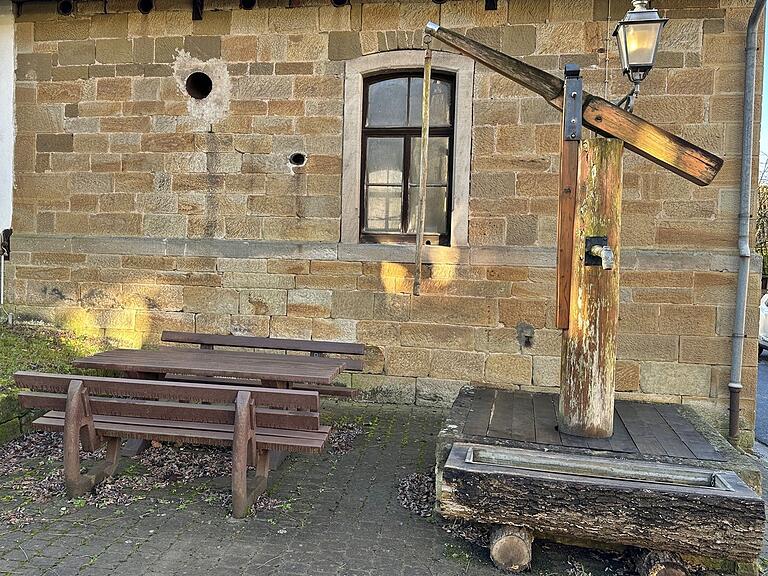 Die Gemeinde Herbstadt legt Wert auf die Erhaltung historischer Brunnen. So unter anderem am Feuerwehrgerätehaus mit Sitzecke. Die Gemeinde Herbstadt legt Wert auf die Erhaltung historischer Brunnen. So unter anderem am Feuerwehrgerätehaus mit Sitzecke.