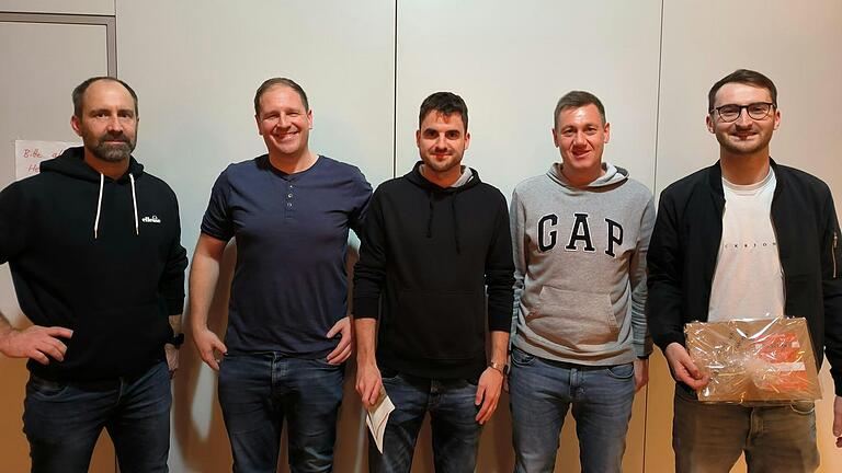 Auf dem Foto von links: Organisator Jürgen Lösch, der Zweitplatzierte Jens Göbel, der Sieger Markus Stühler sowie die punktgleichen Alexander Kneißel-Bedenk und Stefan Sperling.
