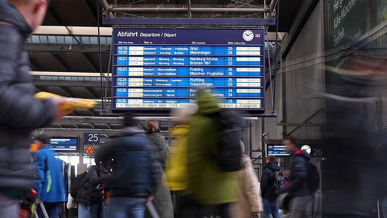 Münchner Hauptbahnhof       -  Bahnfahrten bleiben bis auf weiteres häufig eine stressige Angelegenheit. (Archivbild)