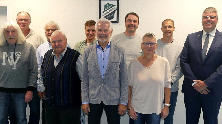 Die Geehrten und ihre Laudatoren (von links): Sportleiter Niko Köhler, Richard Pfannes, Albrecht Troll, Hubert Högner, Hermann Droll, Andreas Hoppert, Josef Grebner, Christian Lindner, Andrea Fries, Martin Georgi und Vorsitzender Dominik Droll. Die Geehrten und ihre Laudatoren (von links): Sportleiter Niko Köhler, Richard Pfannes, Albrecht Troll, Hubert Högner, Hermann Droll, Andreas Hoppert, Josef Grebner, Christian Lindner, Andrea Fries, Martin Georgi und Vorsitzender Dominik Droll.