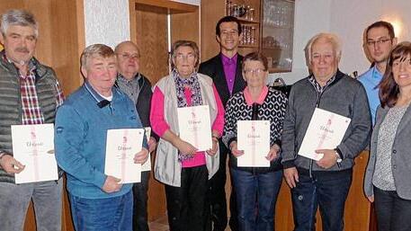 Die Gründungsmitglieder der KAB (von links): Hubert Wagenhäuser, Erich Fuchs, Wendelin Gerber, Elisabeth Ort. Kaplan Michael Schmitt gratulierte auch Emmi Dörrich und Ewald Dörrich. Die beiden Vorsitzenden Volker Ortloff und Andrea Ort führten die Ehrungen durch.