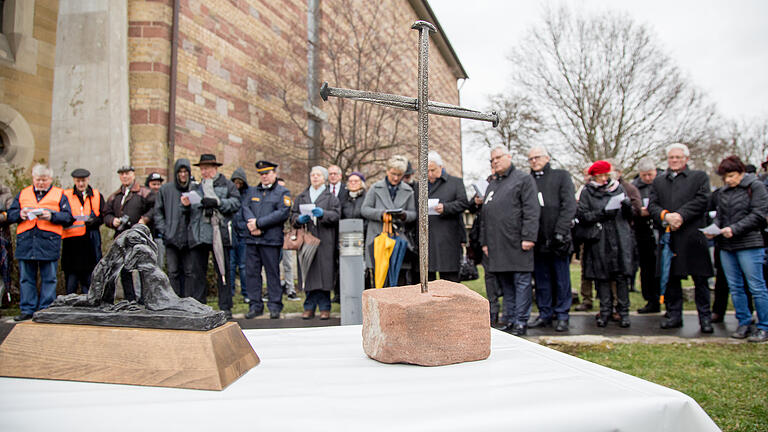 Feierstunde vor der St.-Johannis-Kirche, die zum Mahnmal für den Frieden erhoben wurde.