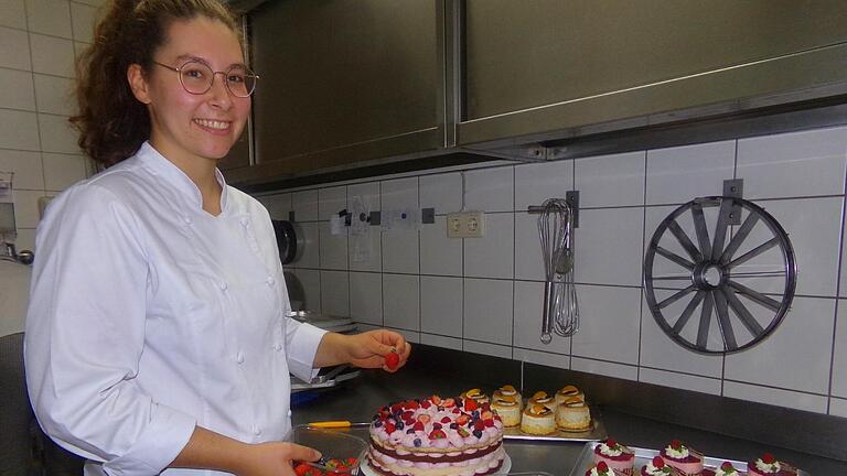 Kammersiegerin Tanja Naser steht hier an ihrem Arbeitsplatz in der Bäckerei-Konditorei
Roth in Riedenheim.