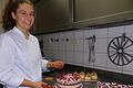 Kammersiegerin Tanja Naser steht hier an ihrem Arbeitsplatz in der Bäckerei-Konditorei
Roth in Riedenheim.