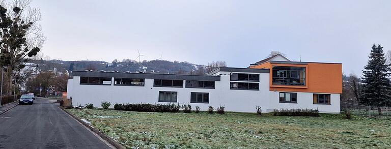 Seitenansicht von der Straße am Güßgraben auf den Gebäudekomplex von Team Orange, dessen Erdgeschoss nun als Notunterkunft dient. Seitenansicht von der Straße am Güßgraben auf den Gebäudekomplex von Team Orange, dessen Erdgeschoss nun als Notunterkunft dient.