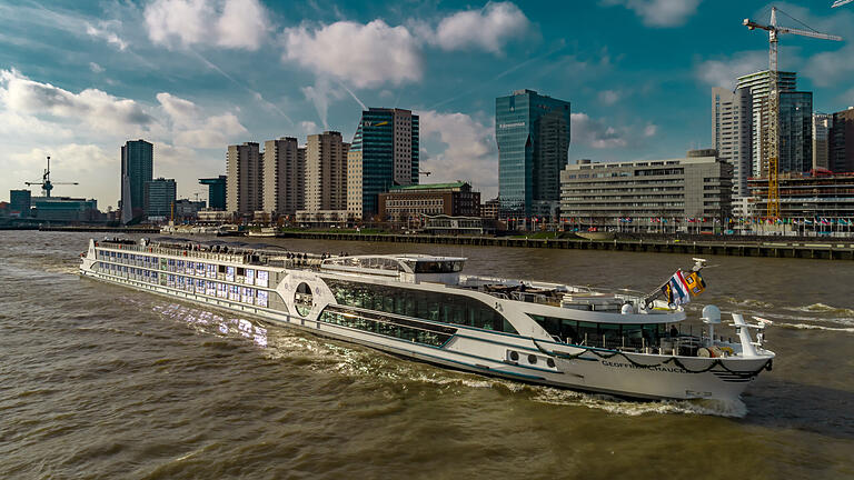 Die Touristinfo Volkacher Mainschleife bietet im November und Dezember zwei fünftägige Flusskreuzfahrten auf der MS Geoffrey Chaucer zwischen Volkach und Köln an auf der MS Geoffrey Chaucer an. Die Touristinfo Volkacher Mainschleife bietet im November und Dezember zwei fünftägige Flusskreuzfahrten auf der MS Geoffrey Chaucer zwischen Volkach und Köln an auf der MS Geoffrey Chaucer an. 