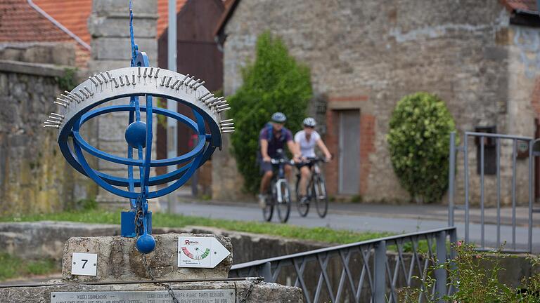 Touristisches Radfahren im Landkreis Würzburg, wie hier durch Röttingen, ist schon gut möglich. SPD und Grüne im Würzburger Kreistag möchten durch einen Beitritt in die Arbeitsgemeinschaft fahrradfreundliche Kommunen das Radwegenetz für Pendler, die im Alltag mit dem Fahrrad unterwegs sind, besser ausbauen.