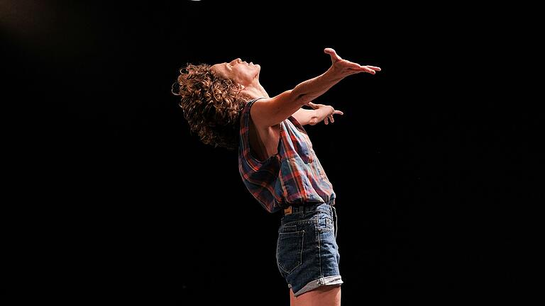 Ein Abend mit Choreografien für eine, zwei und drei Personen: Ariel Freedman in 'Seven Minutes That Changed The World'. Ein Abend mit Choreografien für eine, zwei und drei Personen: Ariel Freedman in 'Seven Minutes That Changed The World'.