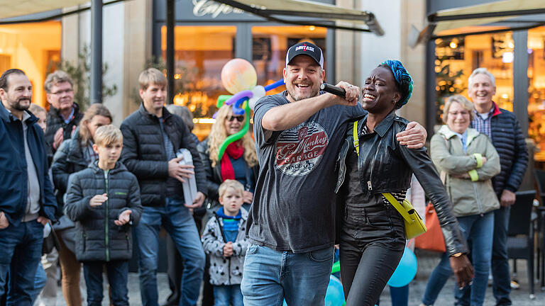 Zahlreiche Menschen besuchen am Sonntag (31.10.21) die Innenstadt von Würzburg. Am sogenannten Mantelsonntag öffnen die Geschäfte ausnahmsweise auch am Feiertag zwischen 13 und 18 Uhr.