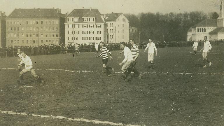 Eine Szene aus dem Spiel der Würzburger Kickers gegen den VfB Stuttgart im März 1913 an der Randersackerer Straße.