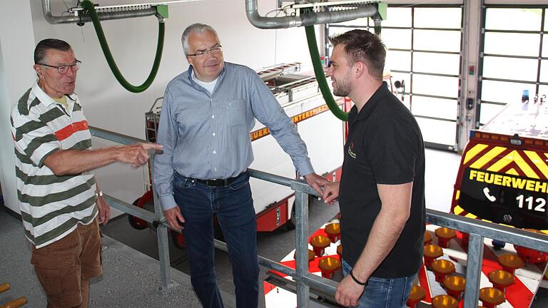 Machen sich ein Bild vom neuen Gerätehaus der Feuerwehr Unterspiesheim: (von links) der frühere Unterspiesheimer Kommandant und Kreisbrandrat a. D. Georg Seufert, Kolitzheims Dritter Bürgermeister Gerd Endres und Feuerwehr-Vorsitzender Julian Kiesel.