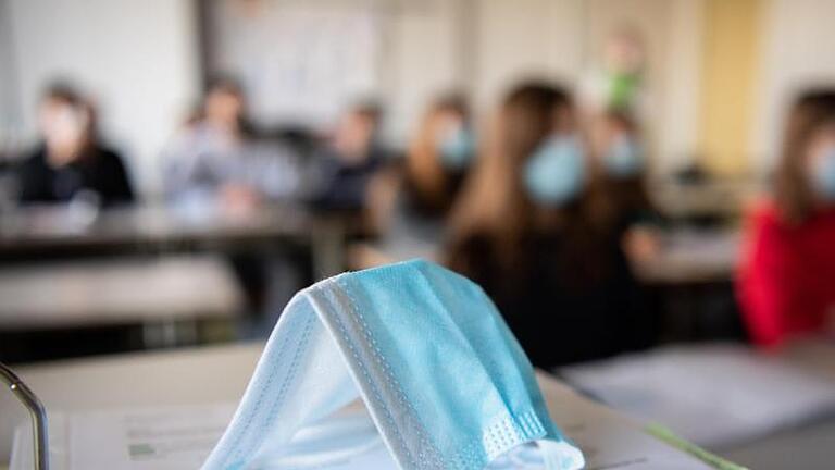 In vielen Klassenräumen fällt bald die Maskenpflicht weg. Die Regeln sind von Bundesland zu Bundesland unterschiedlich. Foto: Matthias Balk/dpa       -  Hier erfahren Sie, welche Corona-Regeln in Bayern gelten.