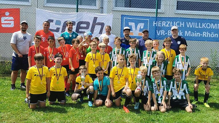 Die Plätze eins bis drei des U11 Turnieres. FSV Hohenroth, SG DJK Unterweissenbrunn, TSV Brendlorenzen.