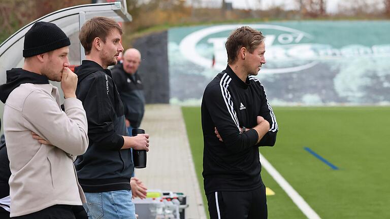 Matthias Strätz (rechts) bleibt Trainer der SG Eltmann. Er ist für Günther Preissner (Hintergrund) der X-Faktor des Teams – genauso wie das Comeback der zahlreichen Verletzten um Kapitän Dominik Preissner (links). Matthias Strätz (rechts) bleibt Trainer der SG Eltmann. Er ist für Günther Preissner (Hintergrund) der X-Faktor des Teams – genauso wie das Comeback der zahlreichen Verletzten um Kapitän Dominik Preissner (links).