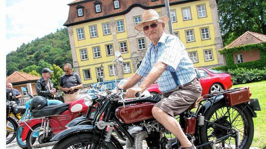 Ist mächtig stolz auf seine Schüttoff F: Der Ebelsbacher Edgar Schmitt. Das Motorrad hat eine Kopfsteuerung mit offenen Ventilen. &bdquo;Das gibt es heutzutage nicht mehr&ldquo;, sagte er.