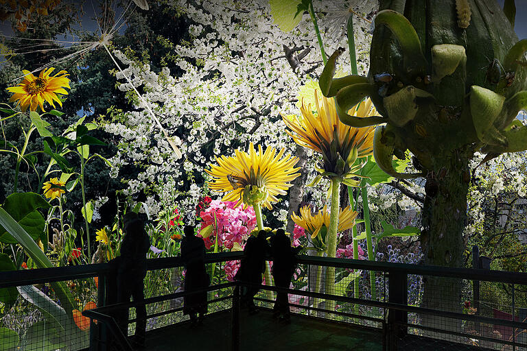 Riesige Blüten: Besucher auf der Plattform in 'Carolas Garten'.