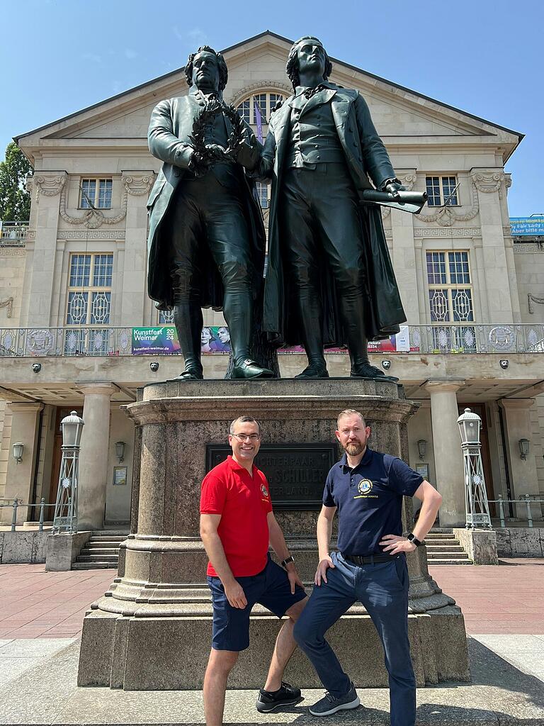 Die diesjährige Ausflugsfahrt des Lions Club Marktheidenfeld-Laurentius führte die Teilnehmer nach Weimar. Dort vor dem Denkmal, das vor dem Deutschen Nationaltheater an die Dichter Johann Wolfgang von Goethe und Friedrich von Schiller erinnert, übergab der scheidende Präsident Johannes Bröstler (rechts) die Führung an seinen Nachfolger Christian Schall weiter.