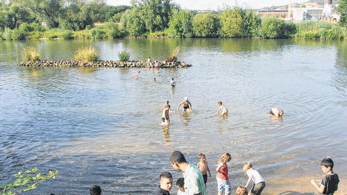 Kinder baden in der Buhne im Main vor dem Biergarten Laudenbach. Das seichte Wasser und die aufgeschütteten Steine sind beliebte Spielplätze. Die Biergartenbetreiber Richard und Alice Diel wollen den &bdquo;Strand&ldquo; ausbauen und einen Steg bauen.