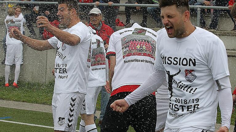 Regionalliga, wir kommen: Michael Kraus (links) und Daniel Leicht ließen sich nach dem 2:0-Erfolg des TSV Aubstadt bei Don Bosco Bamberg am vergangenen Samstag, der die Meisterschaft in der Bayernliga Nord sicherte, gerne mit Bier duschen.