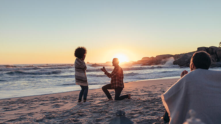 Heiratsantrag       -  Heiratsantrag am Strand? Oder doch lieber klassisch in einem schicken Restaurant?