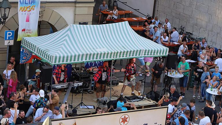 Auftritt der 'Partyvögel' beim Brückenfest in Würzburg am Samstag.