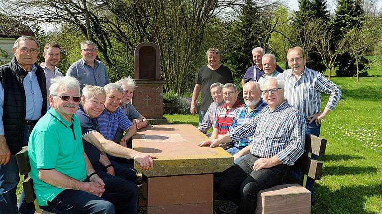 Der 'Wilde Rentnerhaufen' aus Duttenbrunn kümmert sich seit Jahren um die 13 Bildstöcke und die Gestaltung der Ortseinfahrten.&nbsp;