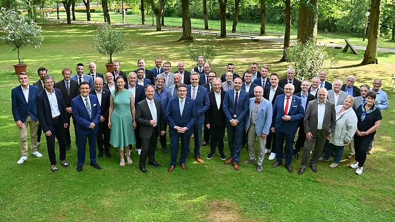 Der neue Kreistag mit seinen 46 Mitgliedern, auf dem Bild fehlt Jörg Aeckerle. Der neue Kreistag mit seinen 46 Mitgliedern, auf dem Bild fehlt Jörg Aeckerle.
