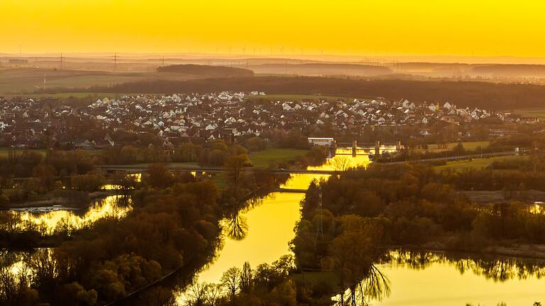 Die letzten Sonnenstrahlen des Tages über der Knetzgauer Schleuse. Die letzten Sonnenstrahlen des Tages über der Knetzgauer Schleuse.