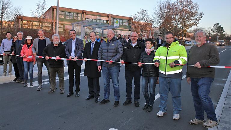 Symbolische Übergabe der für über zwei Millionen Euro sanierten Günterslebener Straße an der neuen Bushaltestelle vor der Grundschule.