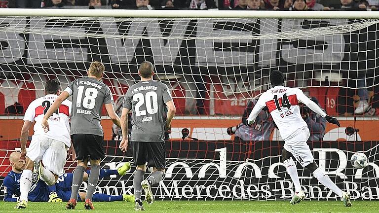 VfB Stuttgart - 1. FC Nürnberg       -  Der 1:1-Ausgleich: Stuttgarts Silas Wamangituka (Nummer 14) verwandelt den Elfmeter, der nach Intervention des Videoschiedsrichters gegeben wurde.