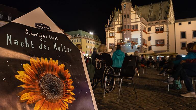 Nacht der Kultur unter Coronabedingungen: Hygienekonzept, zugewiesene Sitzplätze auf dem Marktplatz und Adressen zur Nachverfolgung. Der KulturPackt zeigte, dass Kulturveranstaltungen auch heutzutage möglich sind.