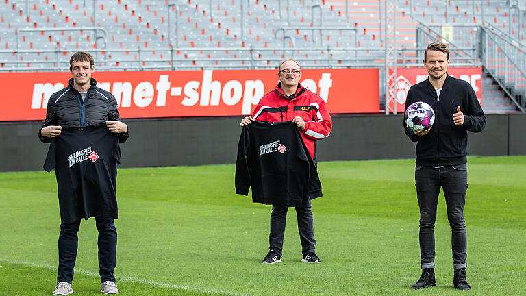 Er hat die Abstimmung zum 'Kickers-Tor der Saison 2019/20' auf mainpost.de und fwk.de gewonnen: Sebastian Schuppan (re.). Persönlich übergab er mit Uwe Welzenbach (Geschäftsführer magnet-shop.net; li.) den Preis an Gewinner Frank Emrich (mitte). Er hat die Abstimmung zum 'Kickers-Tor der Saison 2019/20' auf mainpost.de und fwk.de gewonnen: Sebastian Schuppan (re.). Persönlich übergab er mit Uwe Welzenbach (Geschäftsführer magnet-shop.net; li.) den Preis an Gewinner Frank Emrich (mitte).