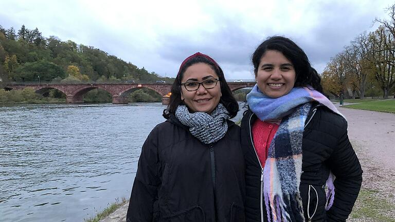Dina Schupp (links) und Arnelly Prado machen&nbsp; eine Ausbildung zur Pflegefachkraft. In Deutschland leben sie seit rund zwei Jahren.