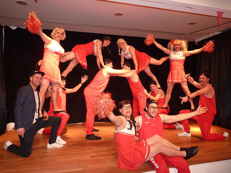 Aus sechs Sportlern und sechs Cheerleadern bestand das Männerballett beim finalen Showtanz auf der Narrenbühne. Begeisterungsstürme und frenetischer Applaus begleiten die Aufführung der jungen Männer. Aus sechs Sportlern und sechs Cheerleadern bestand das Männerballett beim finalen Showtanz auf der Narrenbühne. Begeisterungsstürme und frenetischer Applaus begleiten die Aufführung der jungen Männer.
