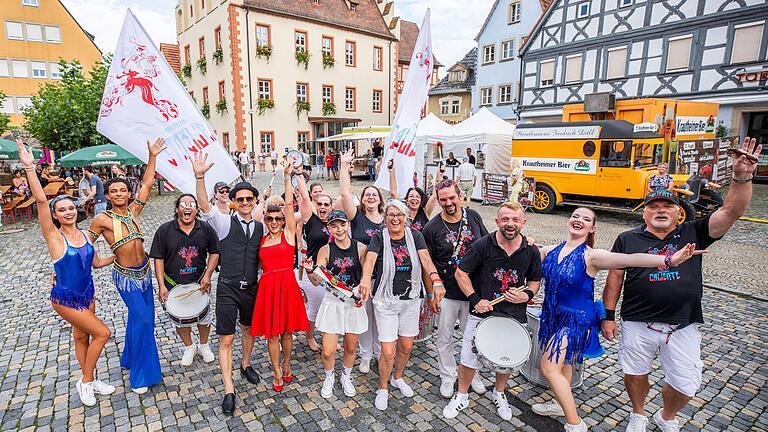 Während der Eröffnung am Marktplatz. Bürgermeister Thorsten Wozniak mit Ehegattin und  der Sambagruppe 'Bateria Caliente'.