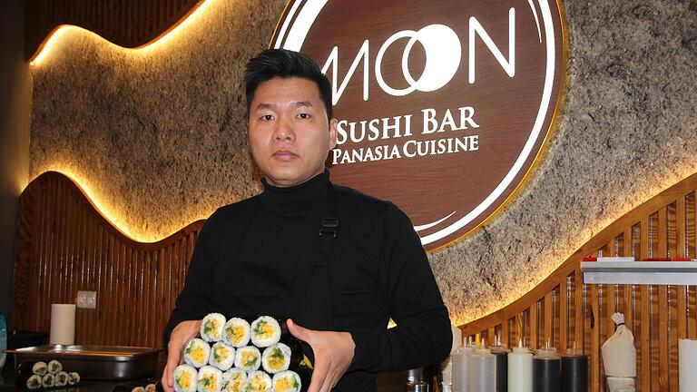 Anh Tu Pham ist Inhaber der Moon Sushi Bar in der Oberen Marktstraße in Bad Kissingen. Zehn Mitarbeiter sind in dem Restaurant tätig.       -  Anh Tu Pham ist Inhaber der Moon Sushi Bar in der Oberen Marktstraße in Bad Kissingen. Zehn Mitarbeiter sind in dem Restaurant tätig.