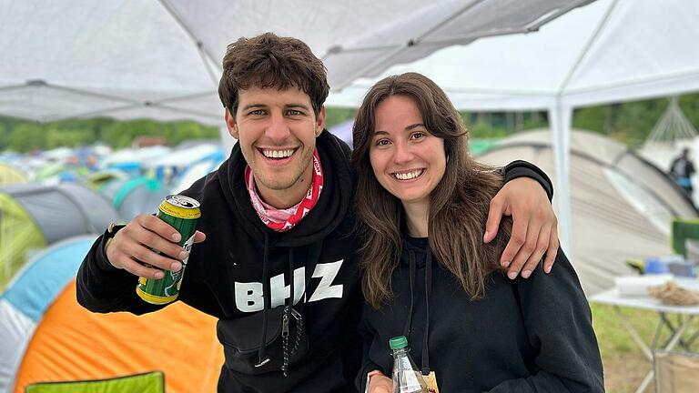 Für Jan (25) und Elina (22) aus Würzburg findet die Party nicht nur auf dem Festivalgelände statt, sondern vor allem auf dem Campingplatz.