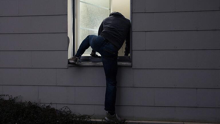 Ein Einbruch in ein Firmengebäude in Limbach beschäftigt derzeit die Schweinfurter Kriminalpolizei.